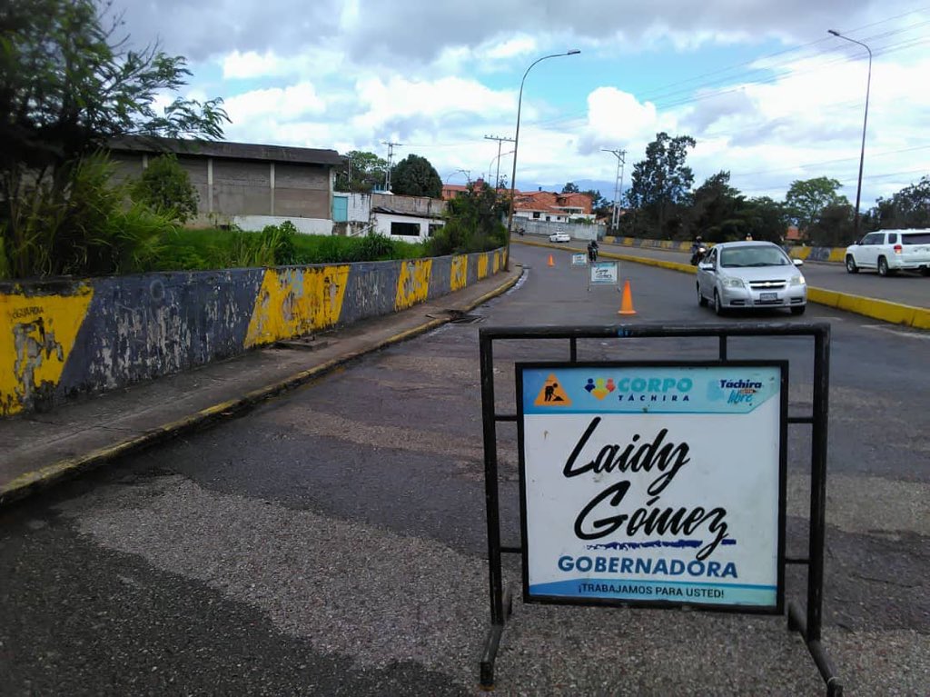 Corpotachira_'s tweet photo. La gestión continúa, @Corpotachira_ en conjunto a @Gobiernotachira continúa actividades de limpieza y restauración en pintura, en los alrededores del Núcleo Táchira de la ULA.

Seguimos mejorando espacios de gran beneficio para los tachirenses
#TáchiraDeTrabajoDiario
@laidygomezf https://t.co/jusGQPkApz