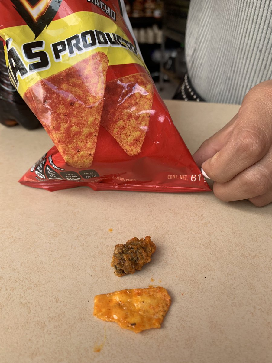 Brijeman's tweet photo. me acaba de salir una especie de piedra adentro de mis doritos, ¿me la como @Doritos_Mx ? O porque esta adentro de una bolsa consumible. 

ASCO TOTAL 🤢 https://t.co/ckHc7UiqSe
