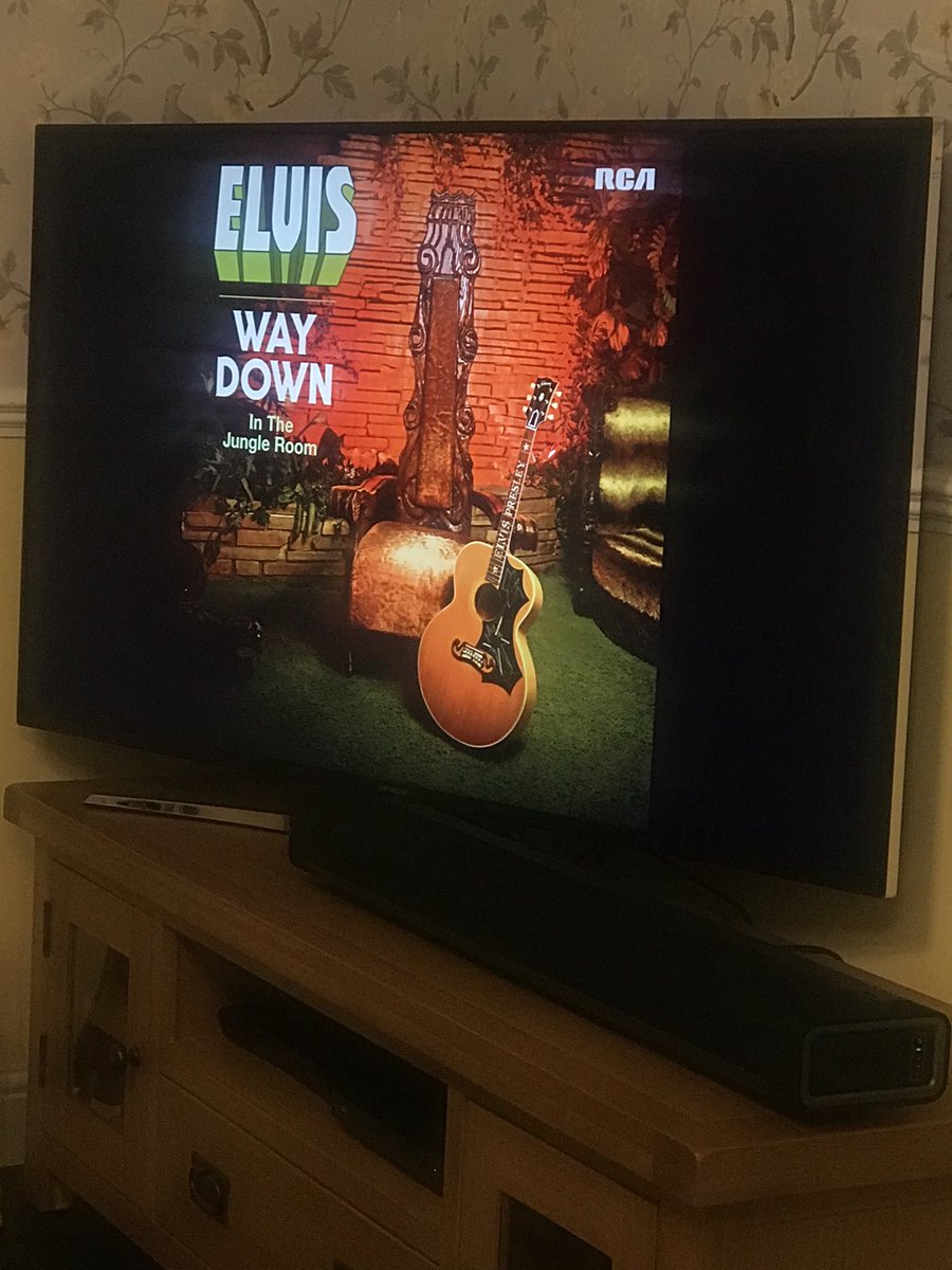 thedingles911's tweet photo. Lovely evening with Phil 8 hrs of pure Elvis Gin &amp; Whisky. Hick up https://t.co/XmYyRe2izJ