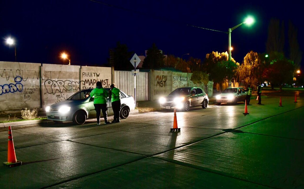TWMunicipalidad's tweet photo. #SeguimosTrabajando
✔️Guardia Urbana realiza controles en distintos sectores de la ciudad. 
✔️Desinfecciones en distintos puntos públicos de mayor circulación de personas en la ciudad.

#NosCuidamosEntreTodos https://t.co/t3wf5trHl0
