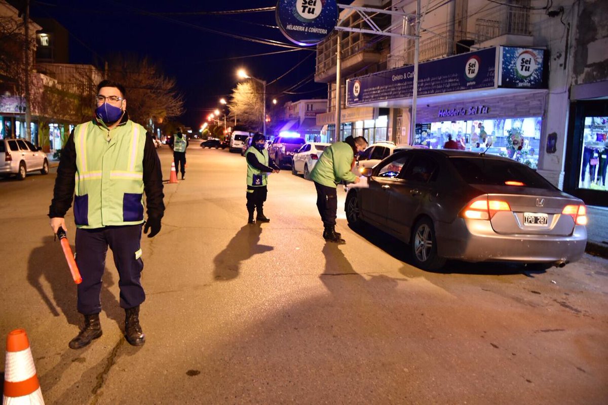 TWMunicipalidad's tweet photo. #SeguimosTrabajando
✔️Guardia Urbana realiza controles en distintos sectores de la ciudad. 
✔️Desinfecciones en distintos puntos públicos de mayor circulación de personas en la ciudad.

#NosCuidamosEntreTodos https://t.co/t3wf5trHl0