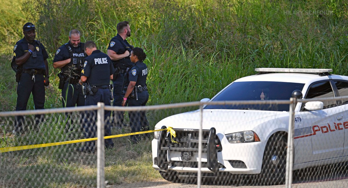 hscheinukphoto's tweet photo. #BREAKING @BRPD, @LAFIREMARSHAL and #BRFD are investigating a reported homicide on Spanish Town Road near N. 10th Street in Baton Rouge late Saturday afternoon. This is a developing story, more to come via @theadvocatebr https://t.co/SZcMdmQCx2