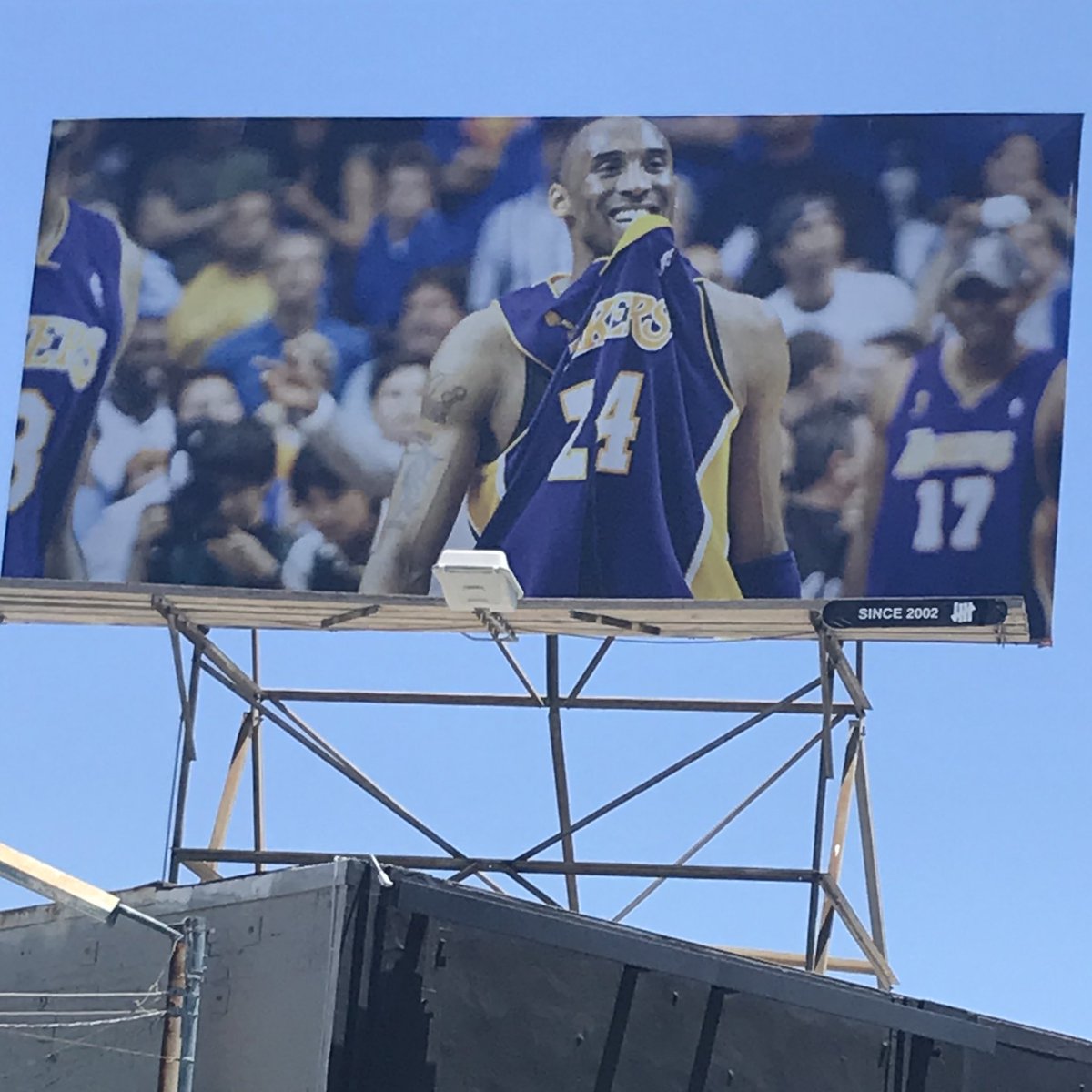 LegionHoops's tweet photo. Near Los Angeles, just a billboard of Kobe.

Respect. (h/t @CreatveDestroyr) https://t.co/zWKhJ3ZOy8