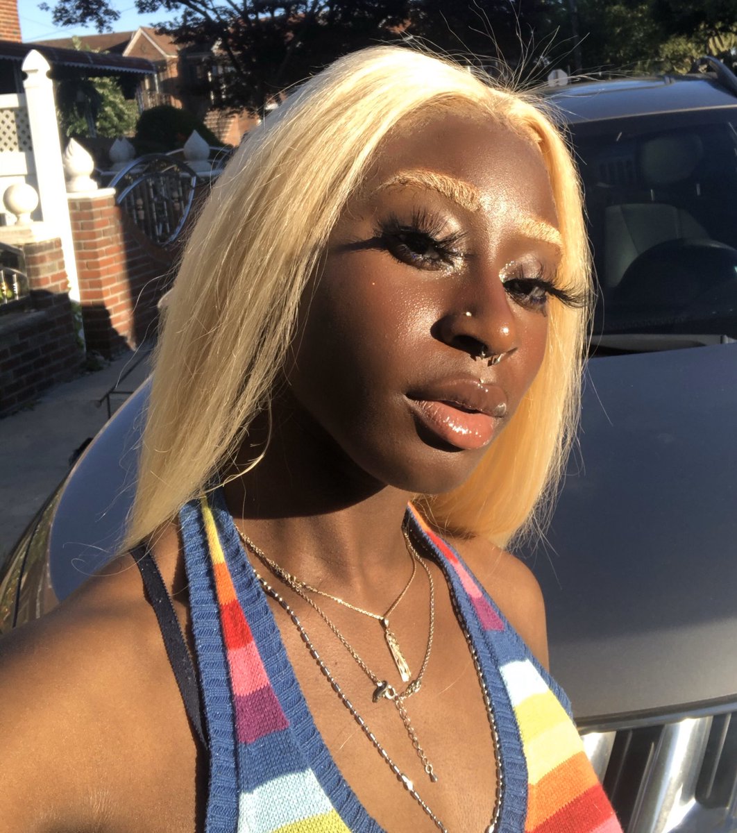 fettiyaq's tweet image. what y’all said about darkskin girls and blonde hair? OH!