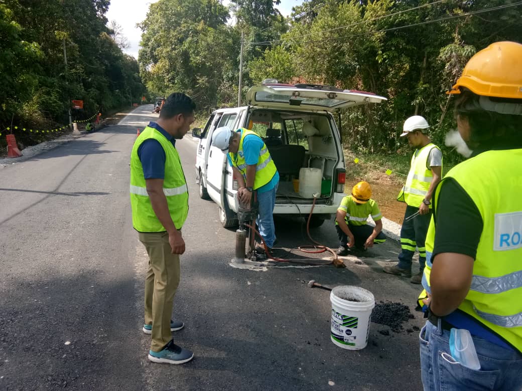 RcBentong's tweet photo. #teamroadcare #coringtest #berkalapavemen di #ft1502 #raub @PetraJayaMP @ZTTCSFJ @MOWorks @JKRMalaysia @CSFJ_JKR @JKRPAHANG @JKR_Raub @Roadcare_Msia @Roadcare_Phg https://t.co/NCLDHFUZzy