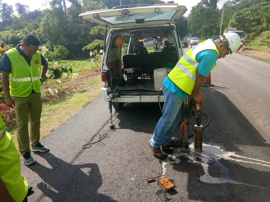 RcBentong's tweet photo. #teamroadcare #coringtest #berkalapavemen di #ft1502 #raub @PetraJayaMP @ZTTCSFJ @MOWorks @JKRMalaysia @CSFJ_JKR @JKRPAHANG @JKR_Raub @Roadcare_Msia @Roadcare_Phg https://t.co/NCLDHFUZzy
