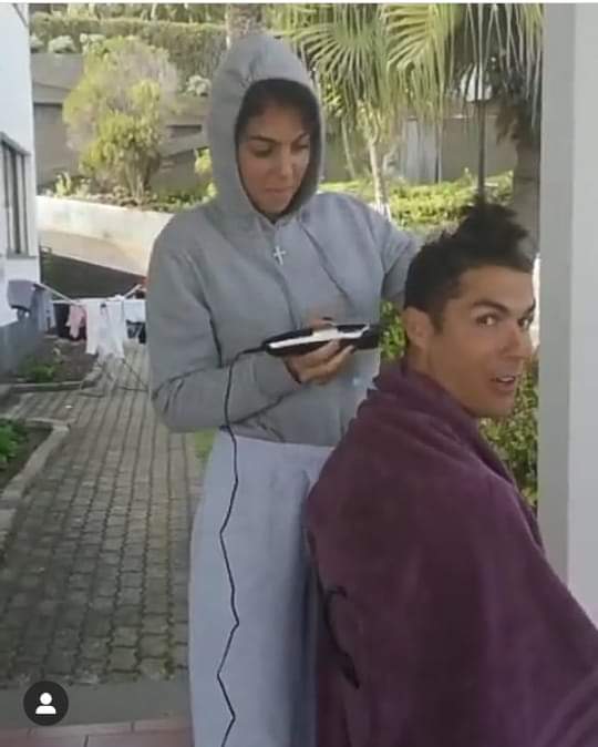 LilyAkino's tweet photo. Y vos pelo duro te vas al barbershop o a la peluquería más cara. https://t.co/blFXYjxx4H