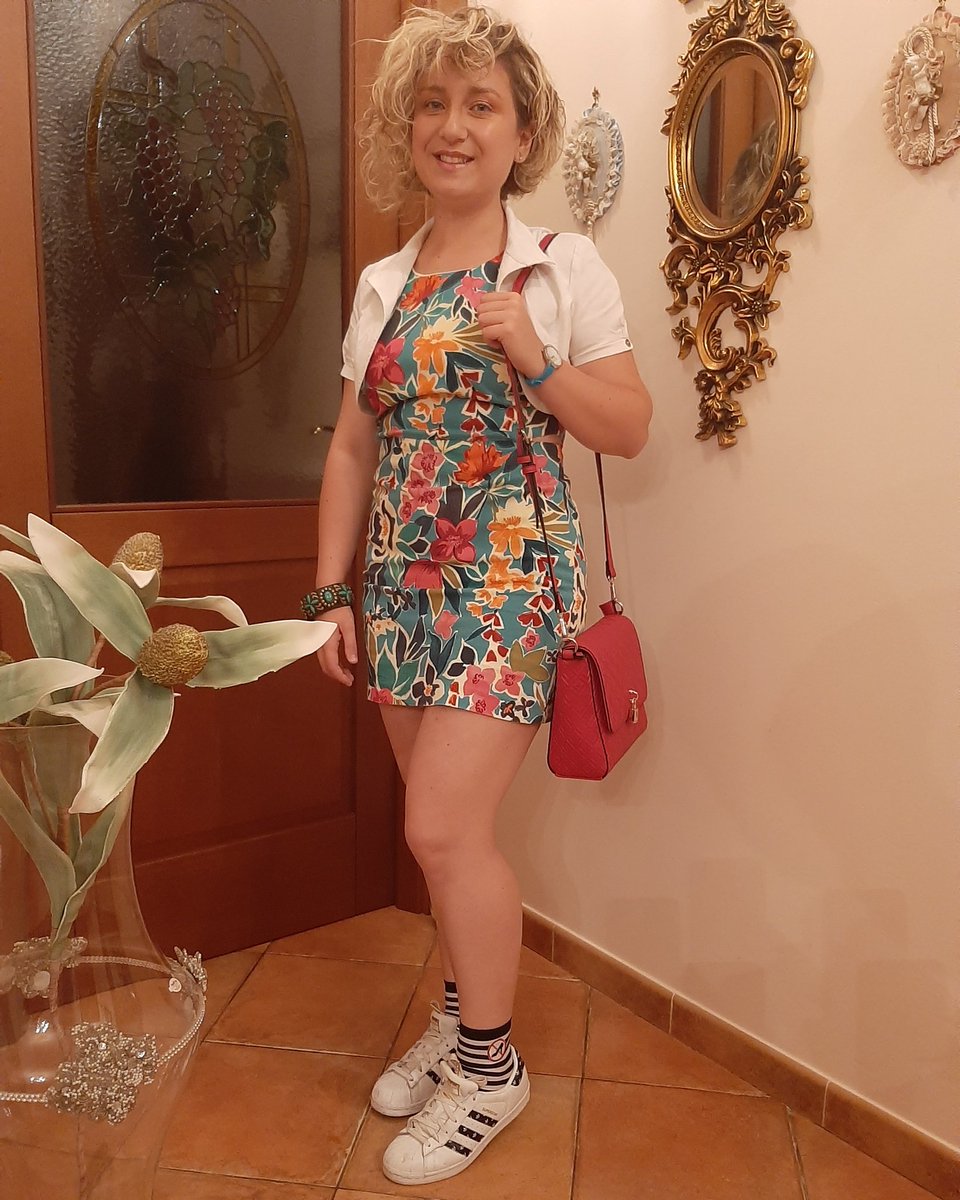 GrazyBell's tweet photo. Vestito @ZARA - Borsa @MaisonValentino - Scarpe @adidas e questa sera ero #power al massimo, vero e forte #potere 😃😘🗽👑💄
#valentinobag #zara #adidas #top #donna #women #socials https://t.co/zpfNCIHCn2