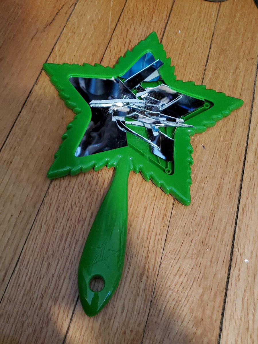 urvalidalways's tweet photo. I was cleaning and accidentally dropped my mirror...im sobbing omg and there sold out so I cant replace it 😭😭😭 #jeffreestarcosmetics #jeffreestar @JeffreeStar https://t.co/wLHgRv0g9D