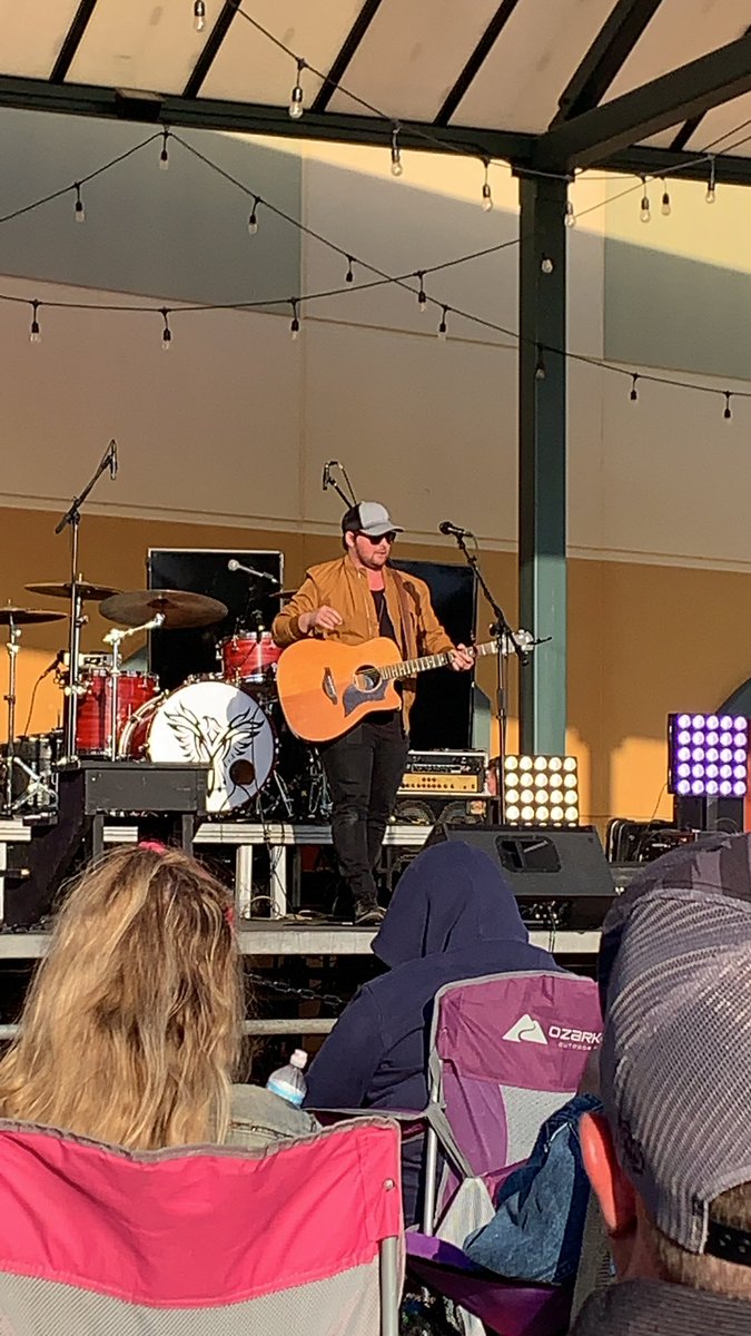 Kozzfrost's tweet photo. Russ Parrish was fantastic! What a great night so far! #HawkLive @grayduckvodka @Chris_Hawkey https://t.co/yhZSgpjkQ0