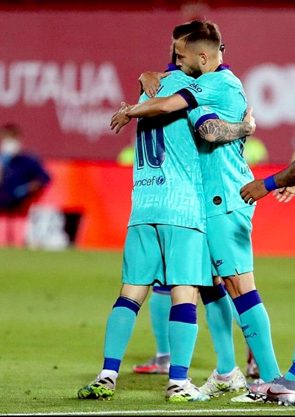 WeAreMessi's tweet photo. Lionel Messi &amp; Jordi Alba 🤗 https://t.co/17xOndD7Uz