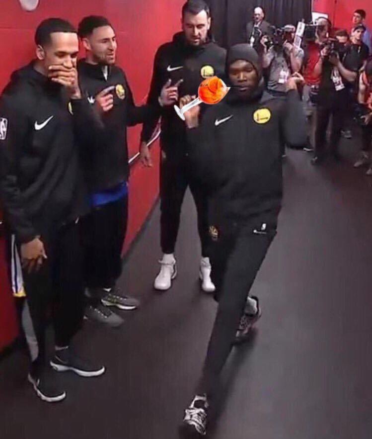 FUCKBOOG's tweet image. Me drinking vs me the morning after drinking