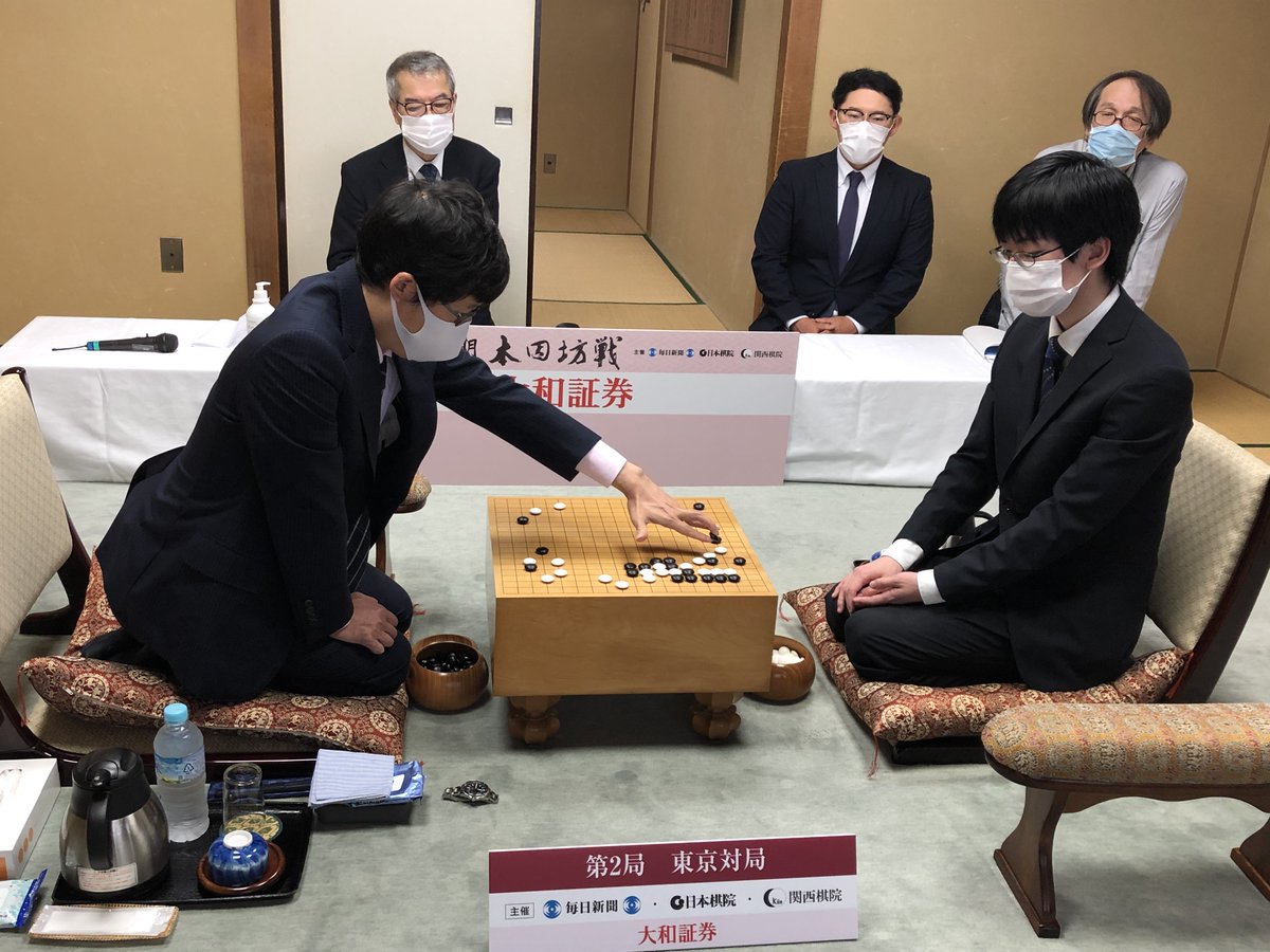 毎日新聞 囲碁 本因坊戦第2局の2日目が始まりました 文裕の封じ手は本命視されていた下辺 8の十六 オシでした 対局再開後 早いペースで打ち進められています 控室では黒の本因坊が打ちやすいとの 評判です