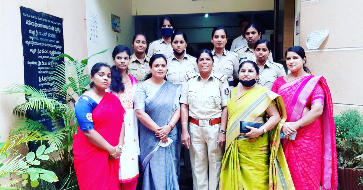 GayathriGayi9's tweet photo. Priyadarshini mahila Congress Chikkamagalore Dist Prasident J P  Gayithiri . So I am happy to arrange this program to Abinandana Samaramba for Kadur police Staff held at Kadur police station on 13.6.2020.
#lockdownwarriors #KarnatakaPolice #kadur #chikkamagaluru #KPCC #NSUI https://t.co/OVz3nswPIM