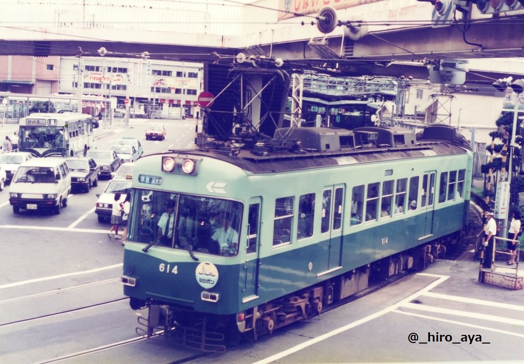 _hiro_aya_'s tweet photo. 京阪大津線、６００形６１４号。
2014年12月は検査明けからさほど日が経ってなかった時期だったか？台車・床下や屋根上も綺麗な原色最後の姿。 
そして京津線 三条～御陵 間が地上線だった頃に活躍していた当時の姿も… 
📷2014.12/年月不詳 #石坂線 #大津線 #614の日 https://t.co/GMOmybzK5L