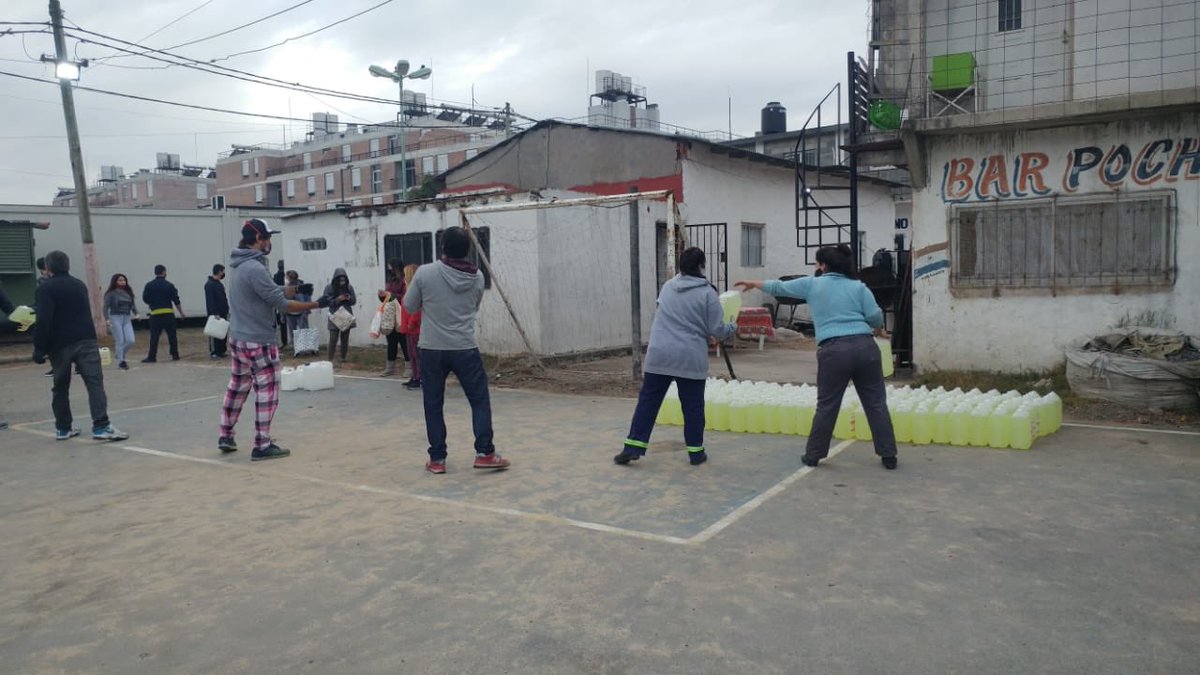 NachoDevitt's tweet image. Entrega de 1.200 bidones de agua + 1.200 de lavandina en Rodrigo Bueno @asociar + @AySA_Oficial + @IVCBuenosAires @MariaMigliore @JuanMaquieyra