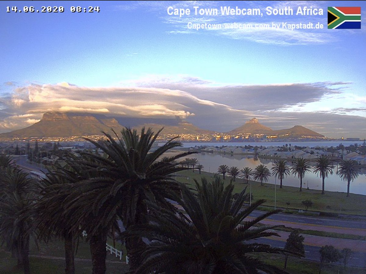 Things are looking pretty epic above the mountains at the moment. Anyone snap any photos of this, don’t forget to tag <a href="/LionsHeadCT/">Lions Head Mountain</a> &amp; <a href="/TableMountainCa/">Table Mountain C/Way</a>.

#capetown
#lionshead