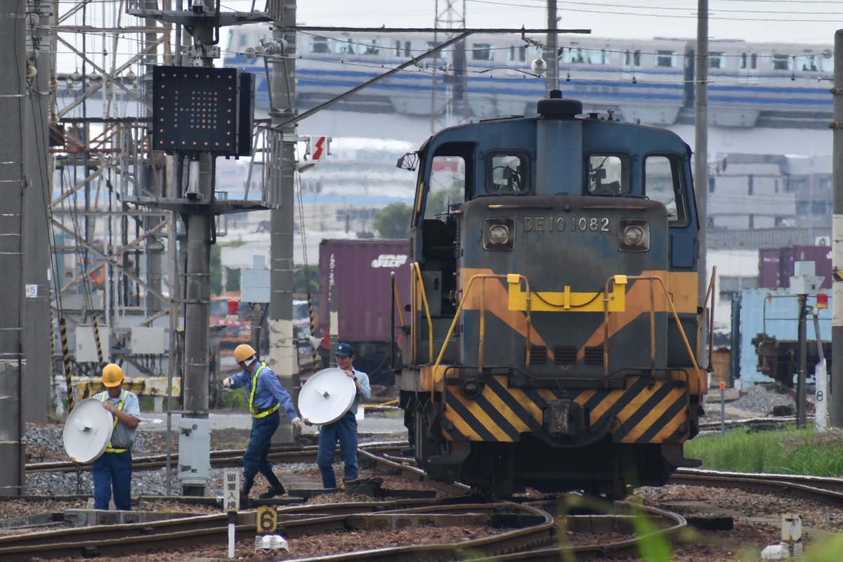 wb1Zo7RNchUNH3e's tweet photo. 2020.6.14
惜別ありがとうDE10-1082号機大阪貨物タ入換機 運用最終日 関西ロジの関係者撮影会 惜別セレモニー
#DE101082 #DE10 #大阪貨物ターミナル駅 #JR貨物 #ラストラン #最終運用 https://t.co/LA76sduGaw