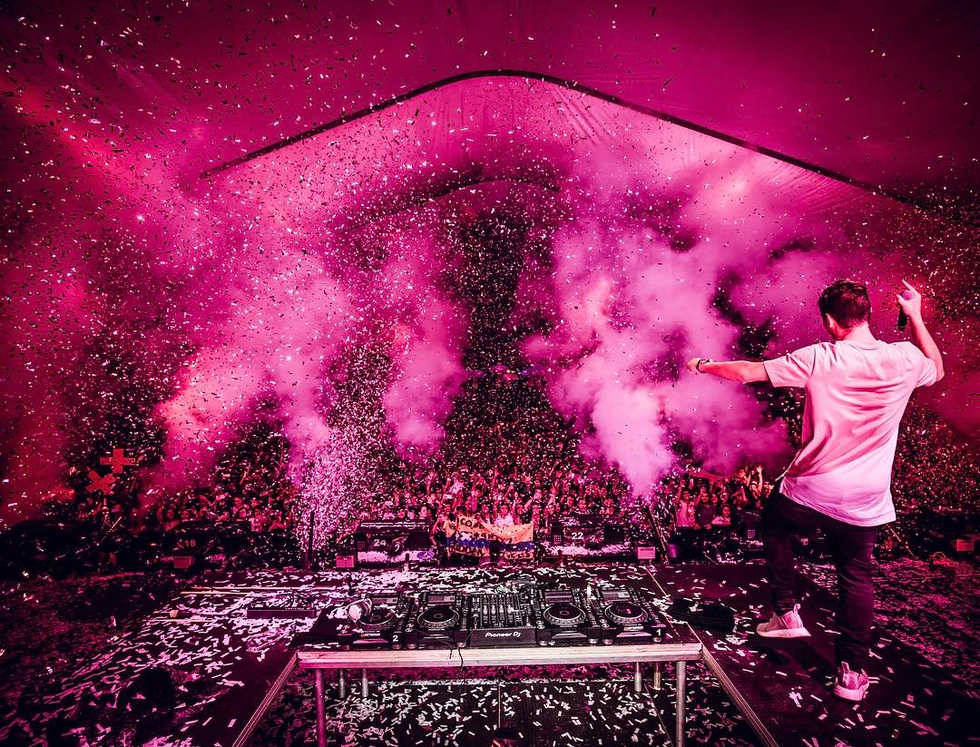 GarrixerCOL's tweet photo. Dos noches diferentes, una misma emoción ❤🙏🏻🇨🇴
2️⃣0️⃣1️⃣7️⃣➕2️⃣0️⃣1️⃣8️⃣
📸 Fotos hechas por @louisvanbaar
.
#martingarrix @MartinGarrix #garrix #garrixer #garrixers #martingarrixshow #martingarrixfamily #martingarrixmusic #martingarrixcolombia #garrixcolombia #louisvanbaar #teamgarrix https://t.co/XHodGpxB3Q