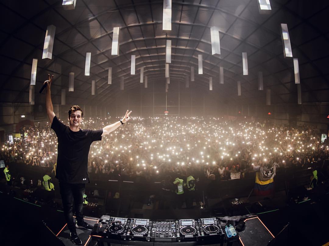 GarrixerCOL's tweet photo. Dos noches diferentes, una misma emoción ❤🙏🏻🇨🇴
2️⃣0️⃣1️⃣7️⃣➕2️⃣0️⃣1️⃣8️⃣
📸 Fotos hechas por @louisvanbaar
.
#martingarrix @MartinGarrix #garrix #garrixer #garrixers #martingarrixshow #martingarrixfamily #martingarrixmusic #martingarrixcolombia #garrixcolombia #louisvanbaar #teamgarrix https://t.co/XHodGpxB3Q