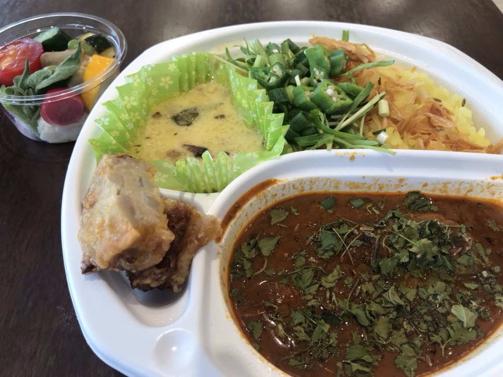 terai_c's tweet photo. 暫く病気療養のためお休みしていたozima curry +さんが土日テイクアウトで営業再開。
夏ozimaのセット。辛めのチキンカレーと国産レモンのダブル、サラダ付き。あぁ美味しい、幸せ❤️
近所のお年寄りたちに包囲された状態でいただく白根リオンドールイートイン!
#ozima
#新潟カレー
#スパイスカレー https://t.co/KFfeEp6827