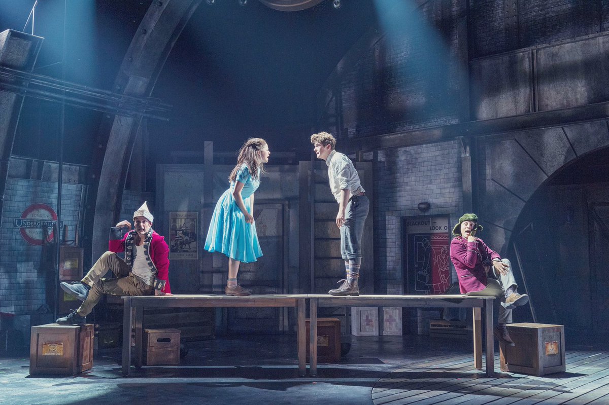 битлджус бродвейский мюзикл. алиса в стране чудес спектакль. алиса в стране чудес музыкальный театр отзывы. алиса в зазеркалье шахматная королева. спектакль алиса в стране чудес в театре.