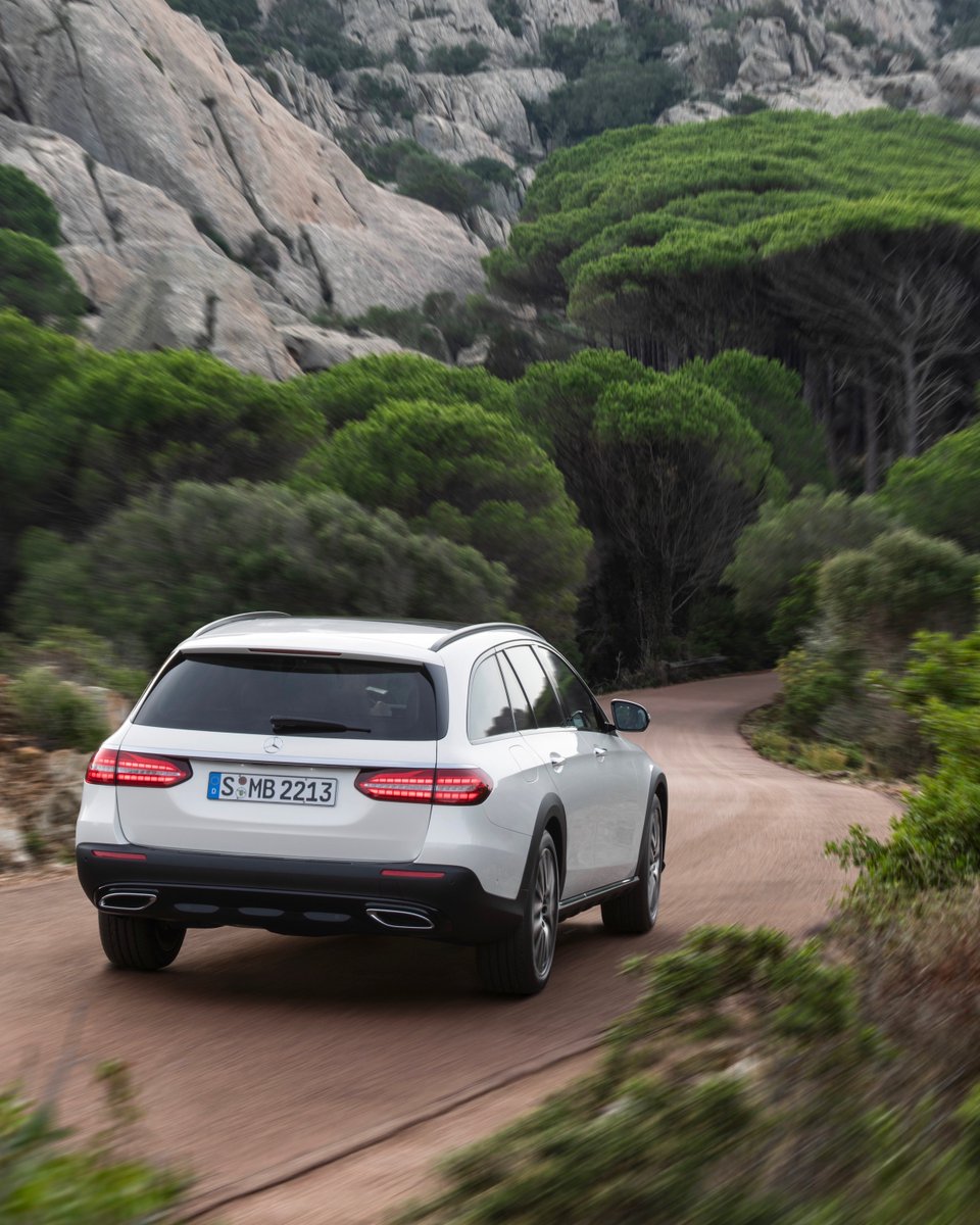 MercedesBenz's tweet image. Off-road-oriented design features, 4MATIC all-wheel drive as standard and increased ground clearance thanks to the likewise standard multi-chamber AIR BODY CONTROL air suspension make the All-Terrain the most versatile variant of the E-Class to date.

mb4.me/e-class-estate…