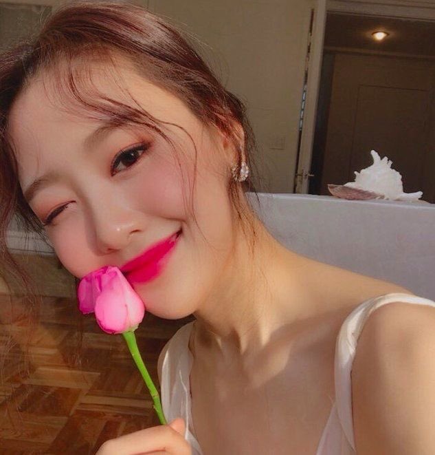 her first selfie as loona member yves