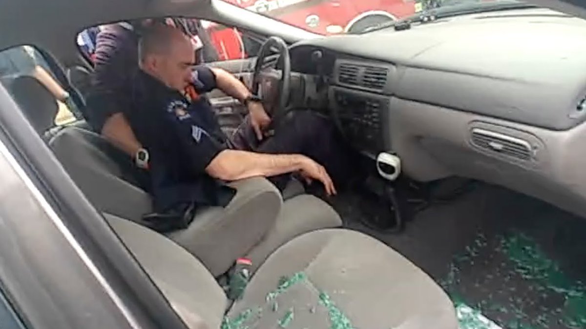 dyllyp's tweet photo. A black man was drunk, fell asleep in his car in a drive thru and was murdered by the police.

A police officer in Aurora (the same PD that murdered #ElijahMcClain) got drunk ON DUTY and was passed out in his squad car in the middle of the road blocking traffic. He’s still alive. https://t.co/2GA0vW1xZ4