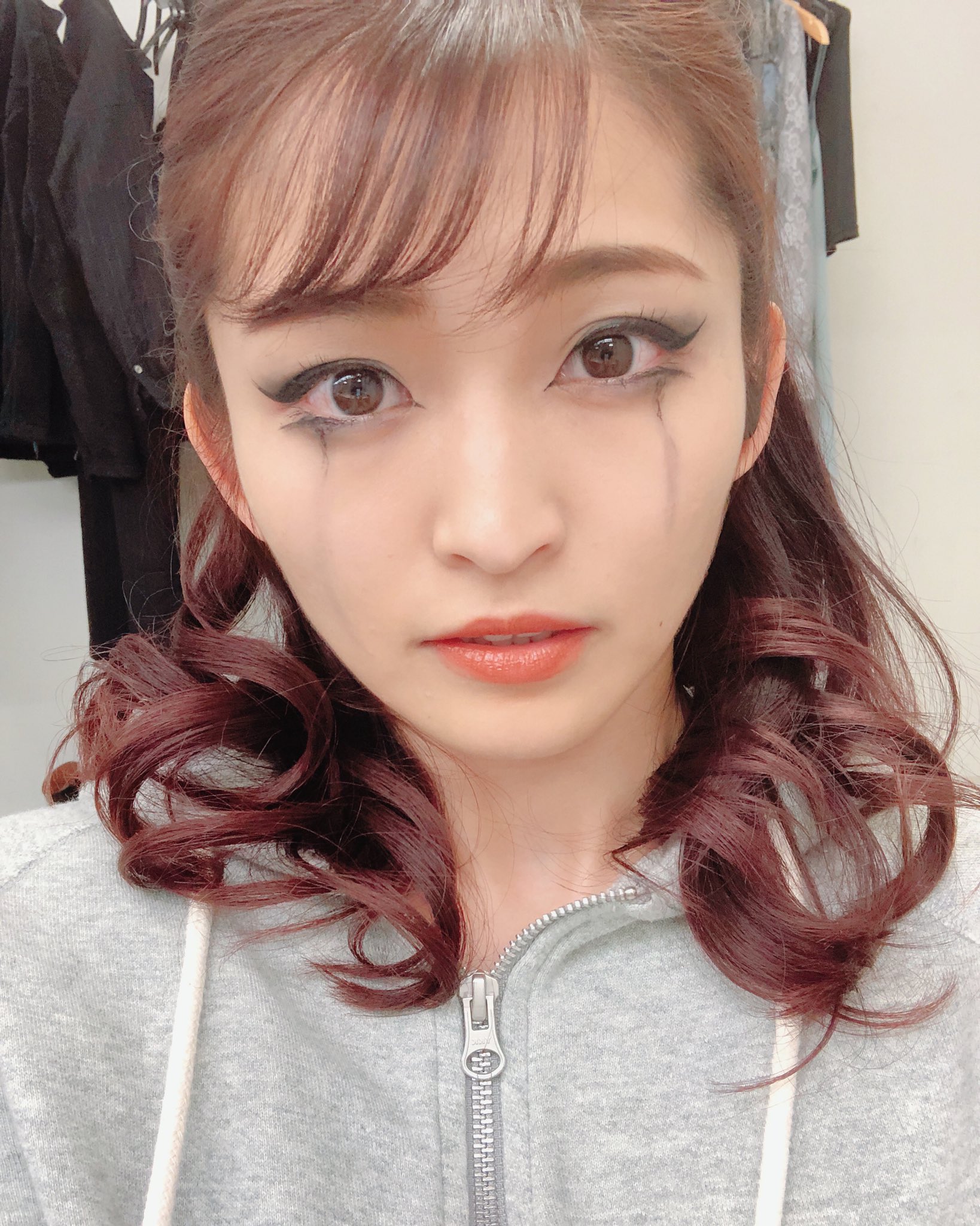 岡本玲 少し前の舞台でやってた舞台メイクをinstagramに載せたら 地雷系メイクってコメントが来てたので検索してみたら 少し違ったけどちょっとぽかった 大学生の頃 赤系シャドーめっちゃやってたなぁ いろんなメイク流行ってるのね T Co