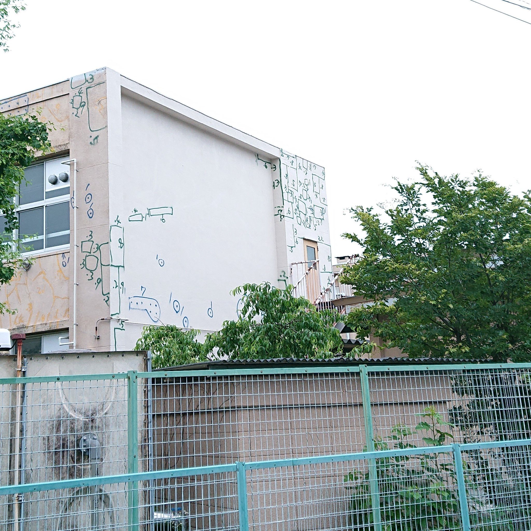 ある小学校校舎の壁面に描かれた ひび割れ補修指示 が実にアーティスティックwww ある小学校校舎の壁面に描かれた ひび割れ補修指示 が実にアーティスティックwww