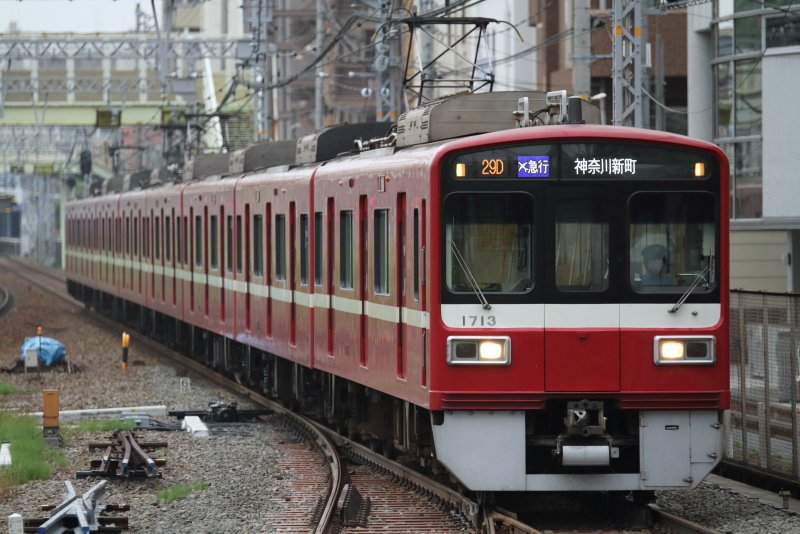 Keihin E 昨日は久里浜検車区所属の1713 編成が新町検車区で検査 洗いを実施 その他8sでは1707 編成も 新町検車区で休んでおりました この後特発で出庫