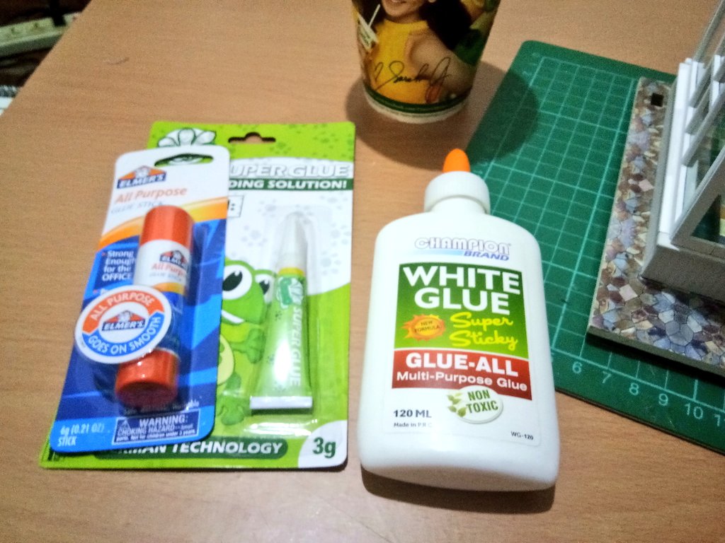 GOT EM.two (2) 7-11's & 1 ministop i only got the glue stick then i saw a Fruitas so ofc i brought mango melon shake. then got to a hardware store that tells me this WHITE GLUE is Super Sticky all in fonts i could name at the top of my head so im sure it is. maybe.