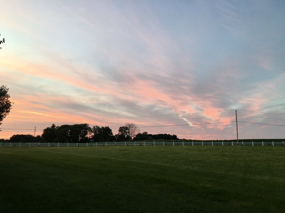 Manusjason14's tweet photo. Beautiful evening to end a long day. Couldn’t imagine 2020 could produce a scene like this!😳 https://t.co/ME2EIimuSv