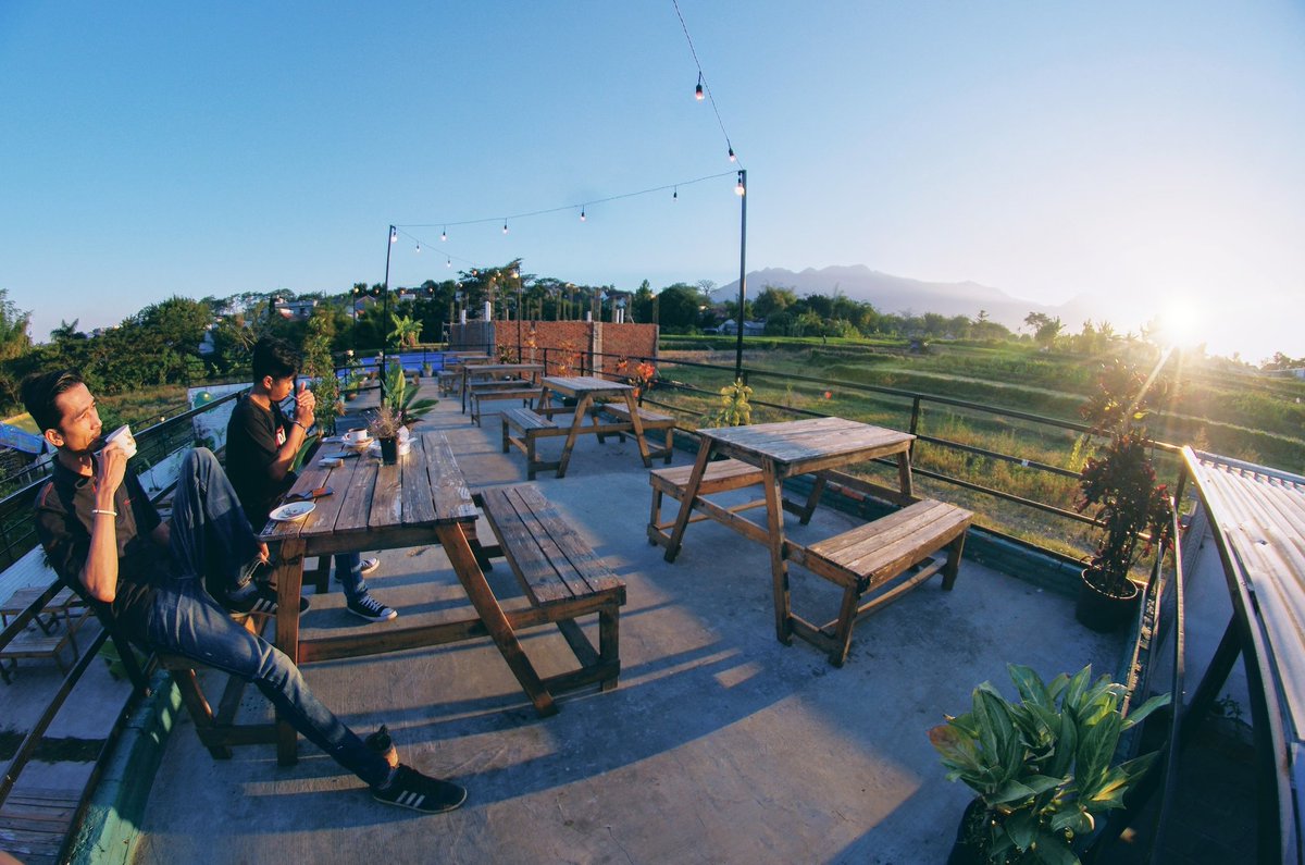 Hoki_Peace's tweet photo. Jual usaha/oper cafe beserta isinya di daerah kampus UMM, sisa sewa masih sampai 2023 dan bisa diperpanjang sewanya, luas tanah 650m2, view sawah gunung, alamat jalan dermo kawasan cafe/ngopi rame, tinggal rebranding siap jalan, op 250jt nego 081334142076 cc @infomalang https://t.co/UHHBaO4IEf