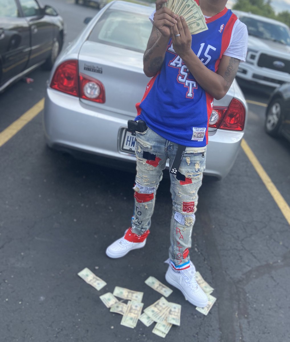 Sashamomonique's tweet image. Shout out to my handwork.. cuz I snapped on these 💪🏽🥴🤍🗣 MoCustomDesigns #patchworkjeans #patchwork #shopmcd