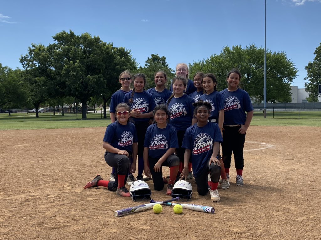 GiasSoftball's tweet photo. Happy #worldsoftballday 🥎 #10upridedfw https://t.co/1R6m4O93mP