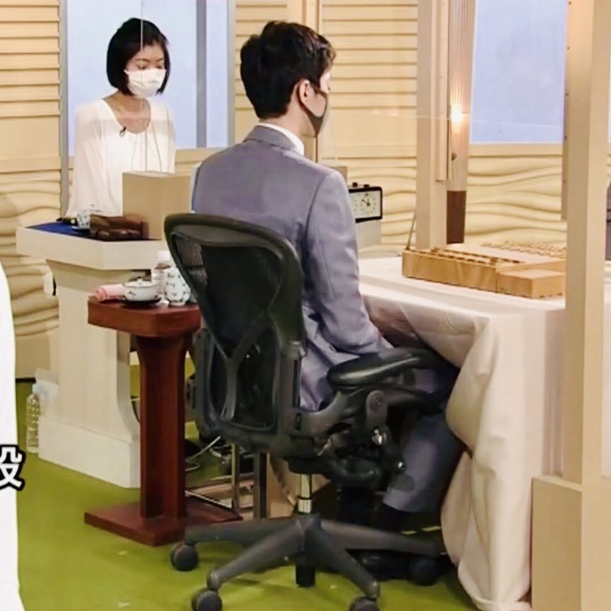 טוויטר うまそう בטוויטר Nhk杯が椅子対局になったと話題ですが 使用されてる椅子はアーロンチェアという身体に負担の少ない高級極上チェアで 棋士の身体への配慮がうれしいです T Co Gb1gfeoqci