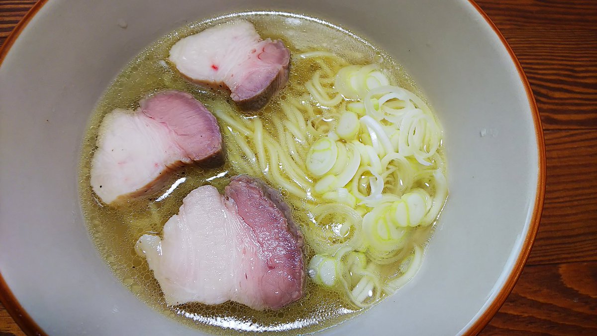 もきもき 6 14朝昼食 低温調理のレアチャーシュー完成 プリプリした食感で美味しい 今度は肩ロースで作ってみよー 鶏 皮を茹でたスープにチャーシューのタレを合わせたラーメンはサイコーでしたー 自炊男子 男めし 男メシ 男飯 低温調理 レア
