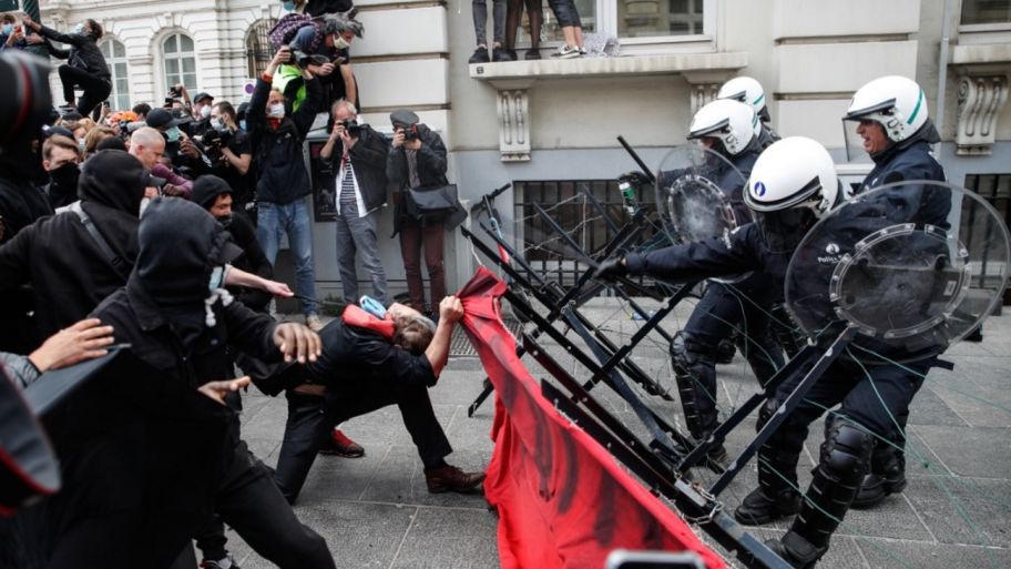 2- Guerras que hasta el día de hoy no se terminan ni dan tregua en sus diferentes expresiones en todo el mundo.Pero tengan cuidado...... hay <<lagartos y serpientes>> detrás de todo lo que hemos vivido en 120 años.