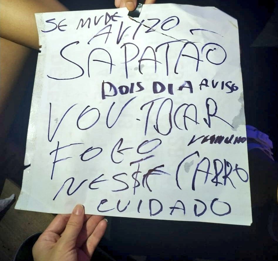 rolana__'s tweet photo. tiveram a audácia de deixar esse “aviso” no portão de casa hoje, se incomodaram com o amor alheio, continuam se incomodando! 

- só aumenta a força, vamos lutar, por nós, por todos, não vai ficar impune!

homofobia não é doença, é crime! #homofobia #homofobiaecrime #LGBTQtag https://t.co/T49WyvE3NW