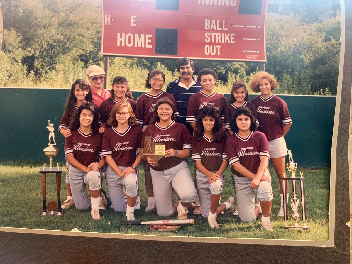 softball00AH's tweet photo. Definitely feels strange to celebrate #WorldSoftballDay in times like these but this picture has my dad and we were all about softball, equality and love of life! Love the ppl in this pic and everything it made me today! @JanesGang5 @vodkachica https://t.co/7vH0oyUSHT