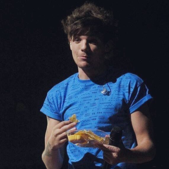 babie is just eating his nachos