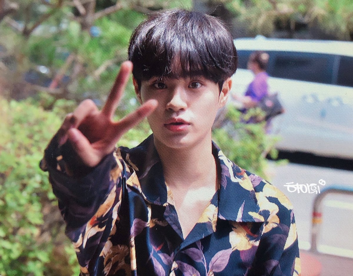 Hi_Hwi0129's tweet photo. 200614 #대휘 #이대휘 #DAEHWI #LEEDAEHWI #AB6IX  
✌🏻💘💘 https://t.co/V8ofHDHxV3