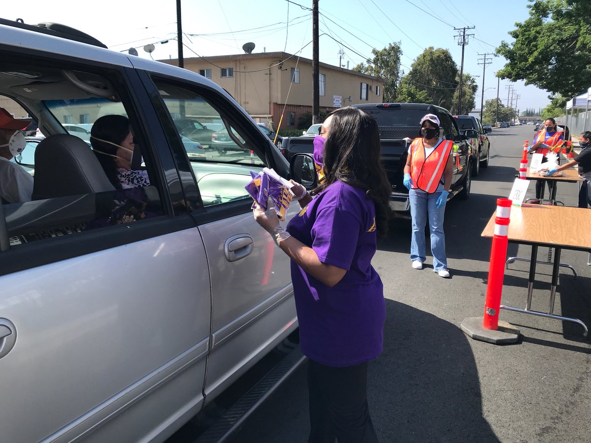 PlayEquityFund's tweet photo. Looking back at recent #StayActiveStayStrong play equipment giveaways at LAUSD’s Bell High School, seven meal locations at Los Angeles Archdiocese schools &amp; two with @PasadenaUnified to keep kids and families active &amp; healthy. Grateful for the helping hands &amp; collaboration. https://t.co/1ezxNSemzG