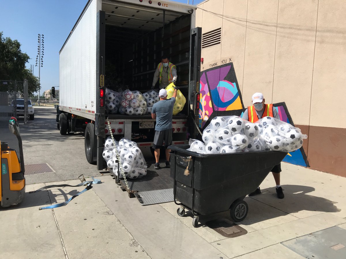 PlayEquityFund's tweet photo. Looking back at recent #StayActiveStayStrong play equipment giveaways at LAUSD’s Bell High School, seven meal locations at Los Angeles Archdiocese schools &amp; two with @PasadenaUnified to keep kids and families active &amp; healthy. Grateful for the helping hands &amp; collaboration. https://t.co/1ezxNSemzG