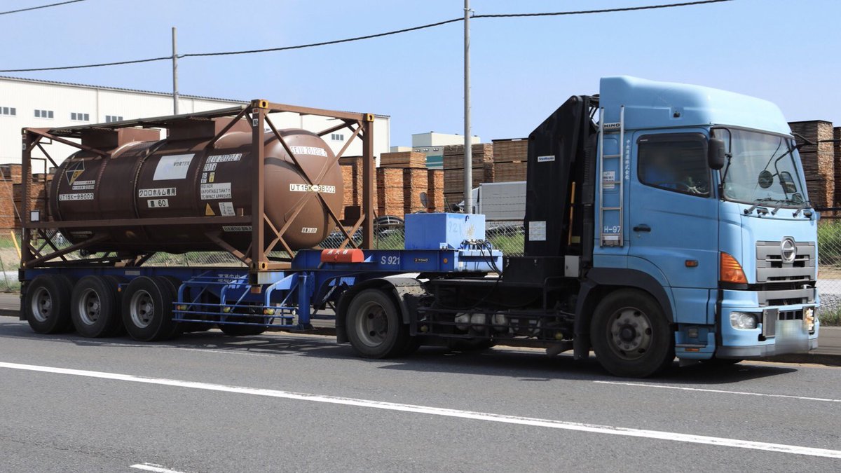 mars_9485's tweet photo. #あなたも浸かろう貨物沼
列車だけじゃない…
貨物駅のその先も…深い深い…
#UT15K #クロロホルム
#UT20A #塩化ビニル樹脂
#ISOタンクコンテナ #日本トランスシィティー #TRANCY https://t.co/NXvLS9hfr0