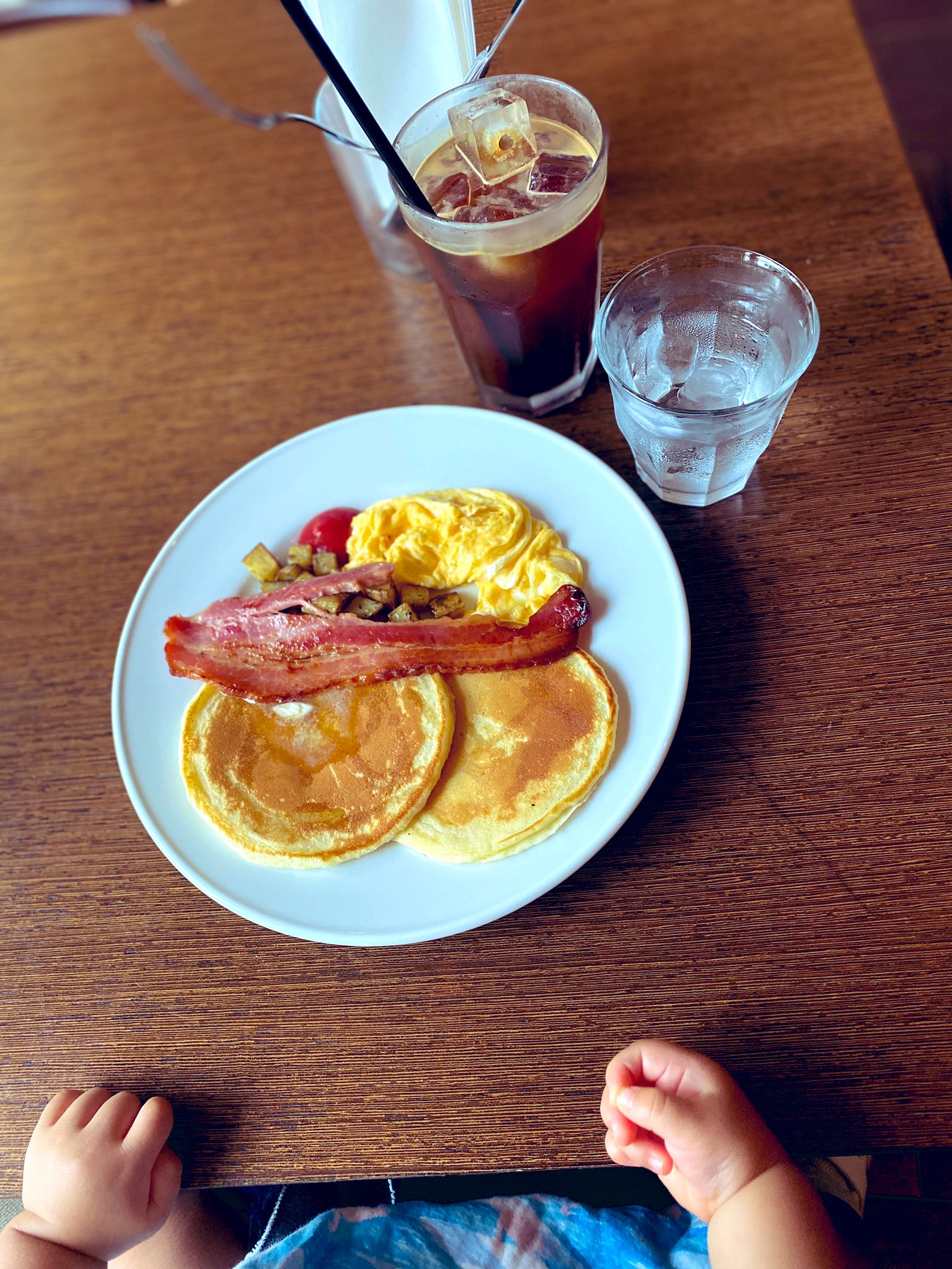 小塚舞子 うたちゃんとパンケーキモーニング 甘いパンケーキとしょっぱいベーコンの組み合わせ好き パンケーキはほぼうたちゃんに取られたけど T Co Uux9bn2e48 Twitter