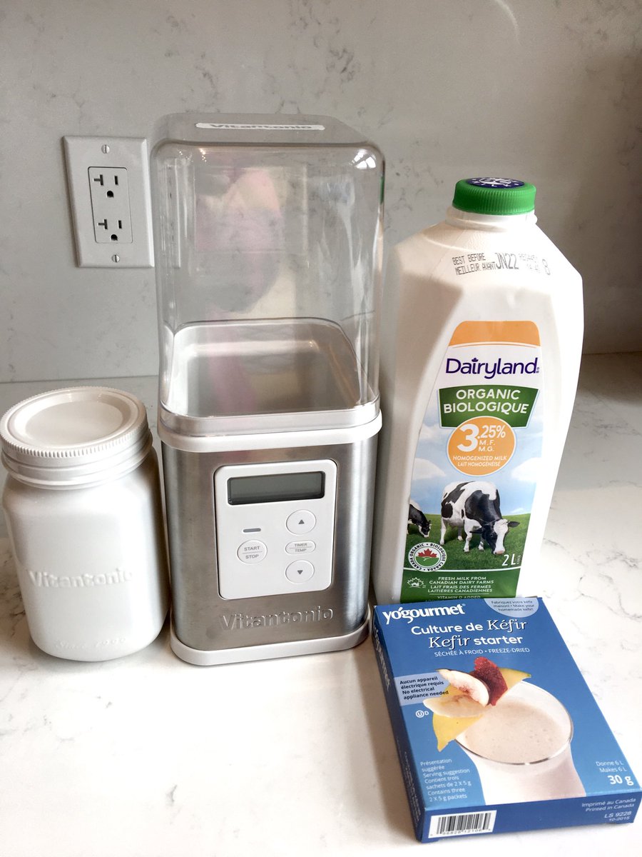 カナダ暮らし ビタントニオのヨーグルトメーカーを買ってから 毎朝ケフィアを食べてる 原料の牛乳は一緒だけどヨーグルト は乳酸菌だけの 単独発酵 ケフィアは乳酸菌と酵母の 共生発酵 多いものでは30種類以上の微生物含まれているそうですよ