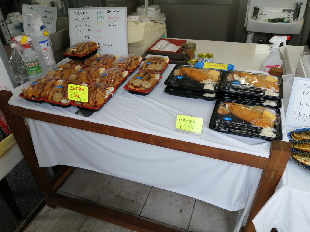 まりも氏 うおへい商店さんにお弁当 買いに行ってみた 安いしボリュームイイネ 日替わりのほうは注文してからご飯入れるのでイイネ 次はお刺身弁当にしよう 道は複雑なので予習が必須 １０００円いってないけど１キロ以上もあったよ W 家から１５